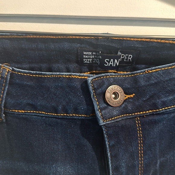 NWT Sandpiper Mid Rise Jegging Super Soft Stretchy Embroidered Capri. - Picture 3 of 8